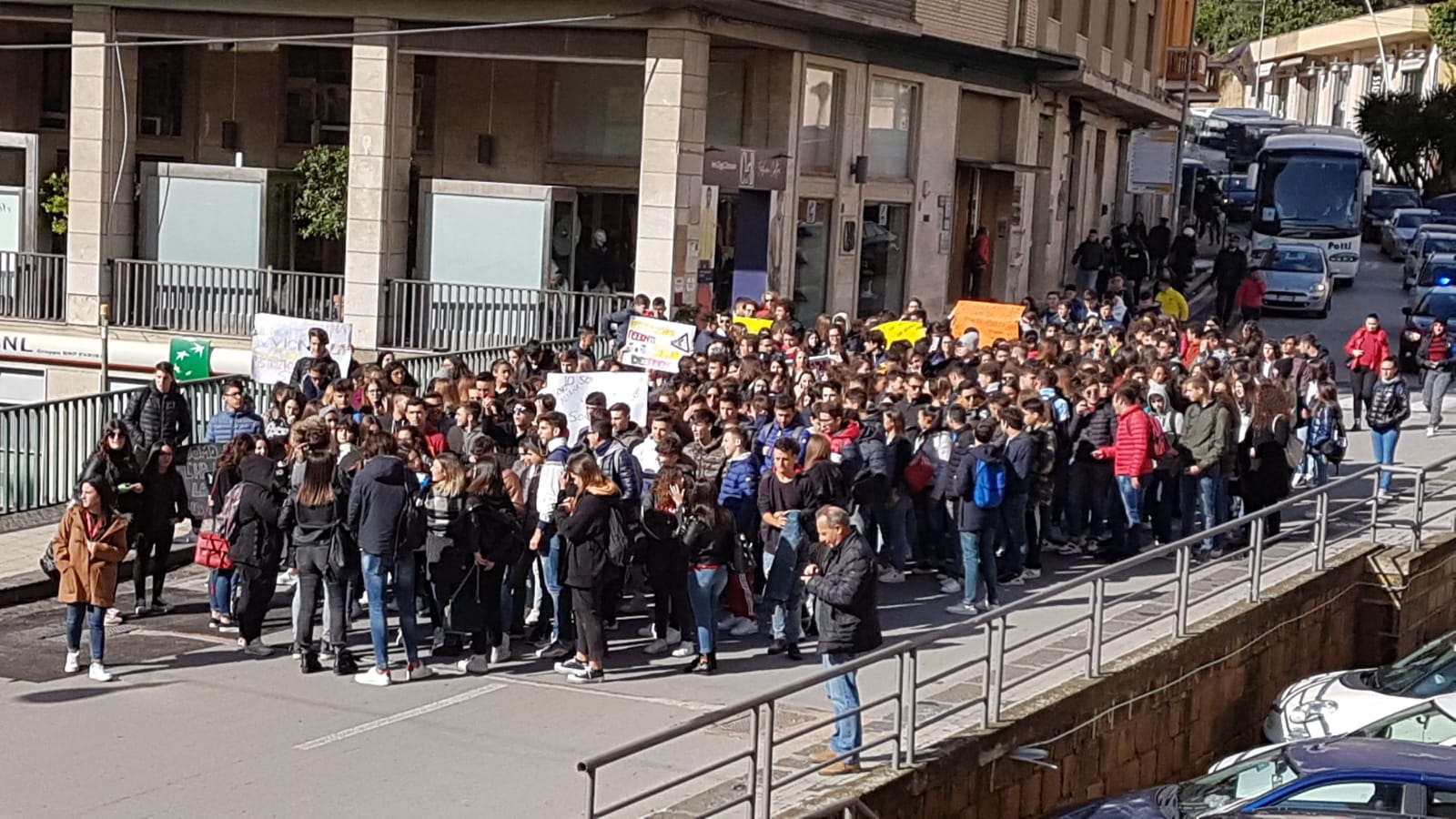 Gela, calcinacci dal tetto dell'istituto "Sturzo": protesta degli studenti a Caltanissetta - Radio CL1
