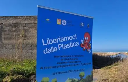 Fiumi, installate le barriere “acchiappa plastica” alla foce del Dirillo ad Acate