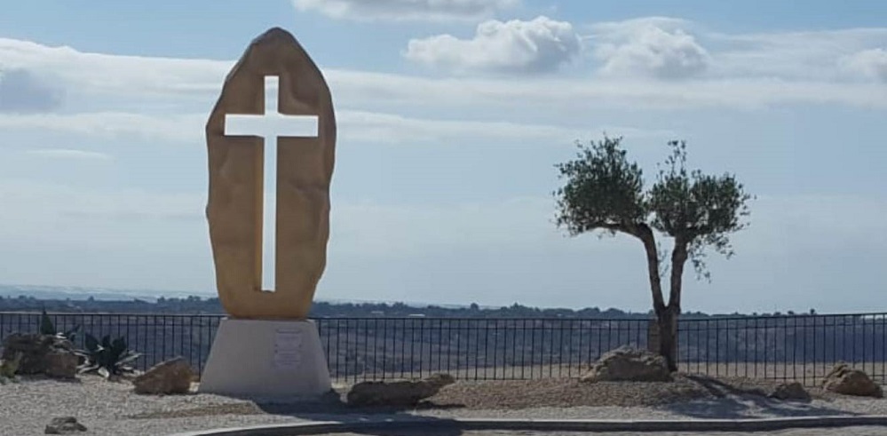 Niscemi, recuperata la croce travolta dalla frana: un robot della Polizia in azione tra le macerie