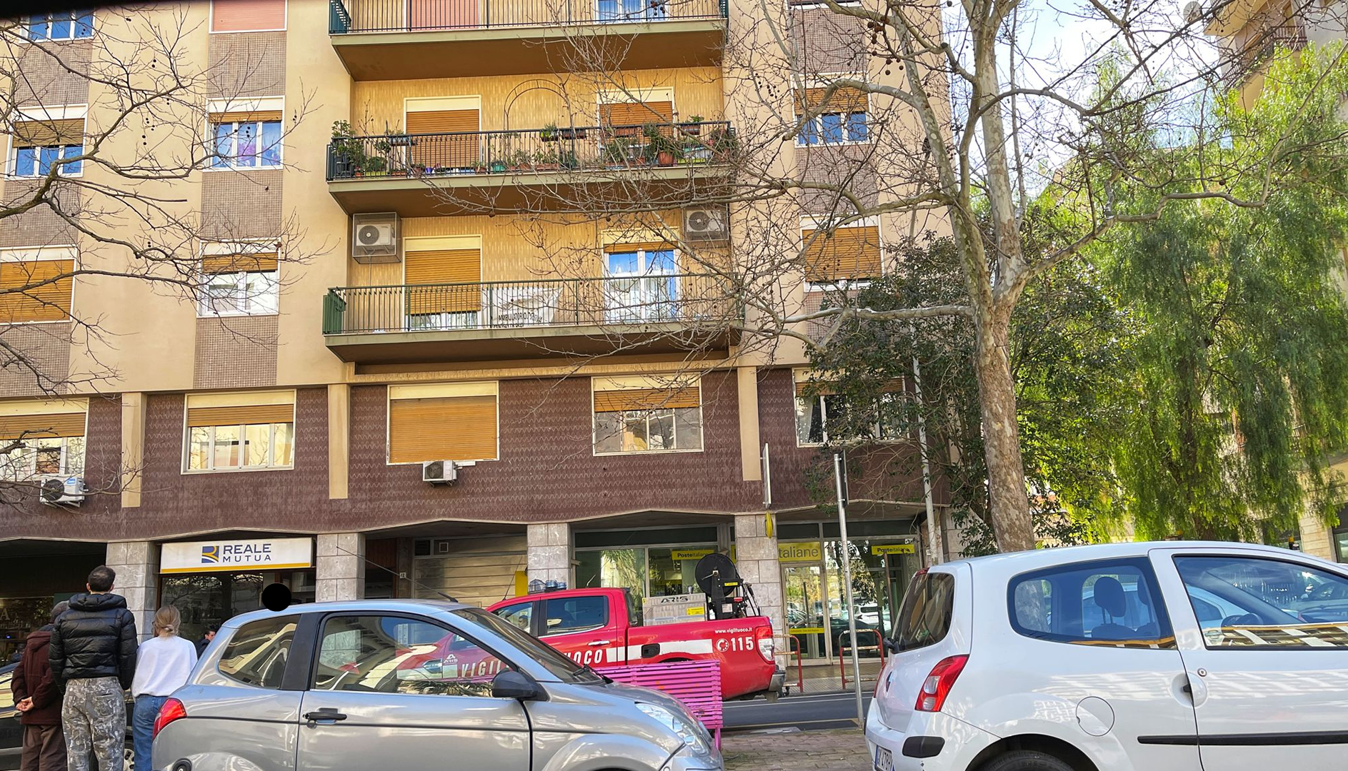 Tragedia in viale della Regione: donna muore dopo un volo dal quarto piano