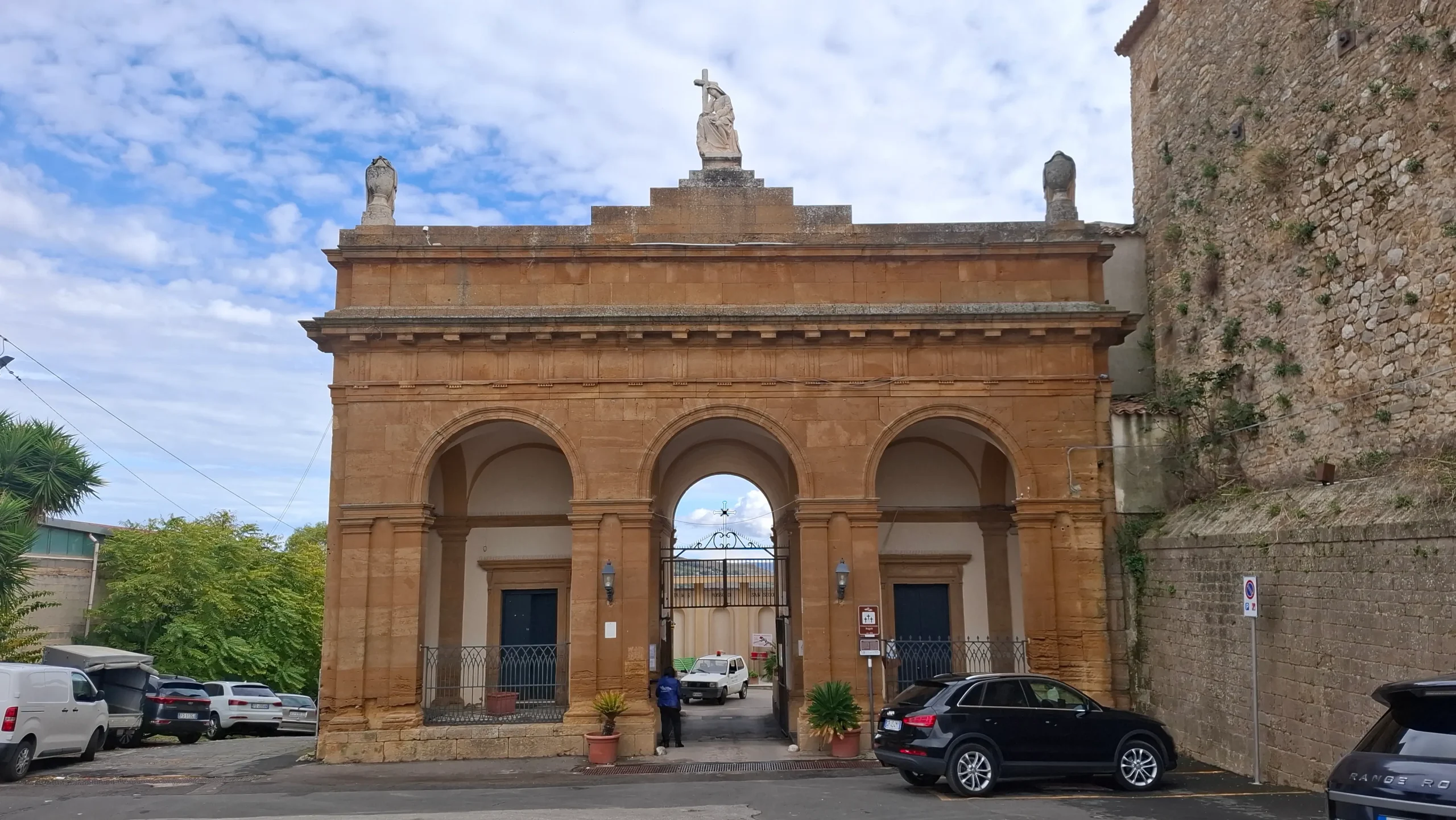 Caltanissetta: Comune, Cimitero Angeli, gli orari e i giorni nei quali poter circolare con i veicoli