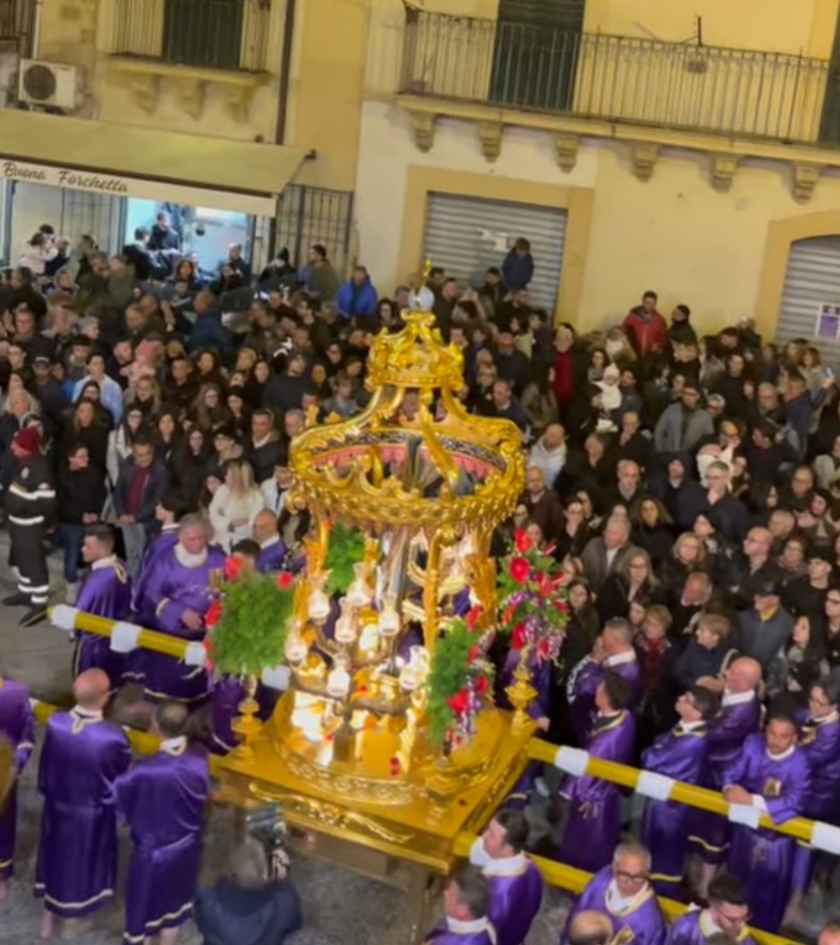 Caltanissetta, la processione del Cristo Nero chiude i riti della Settimana Santa