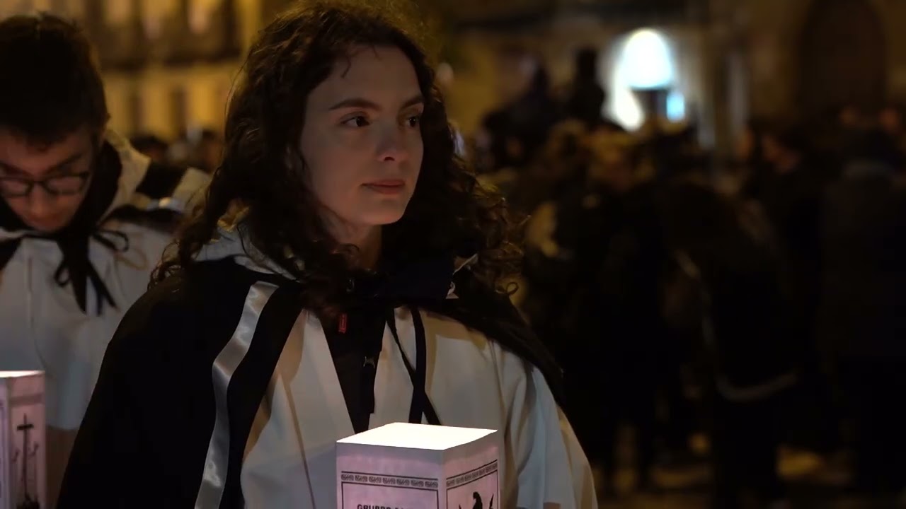 Caltanissetta, le Vare sfilano nonostante la minaccia di pioggia: il vescovo benedice la processione dal Comune