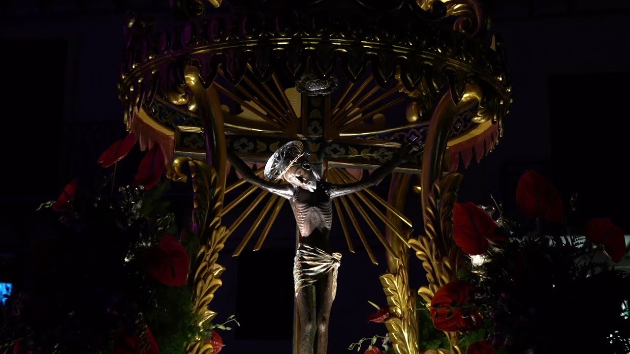 Caltanissetta, fede e raccoglimento per il Cristo Nero: migliaia di fedeli alla processione del Venerdì Santo