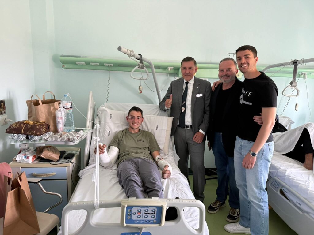 Visita della dirigenza biancoscudata al tifoso ricoverato: &ldquo;Forza Michele, ti aspettiamo allo stadio&rdquo;