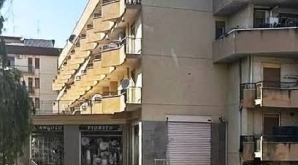 Crollo in via Valenti, firmata l’ordinanza di sgombero