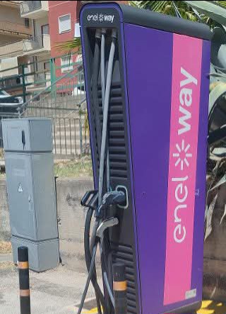San Cataldo punta sulla mobilità sostenibile: rinnovata la partnership con Enel X Way