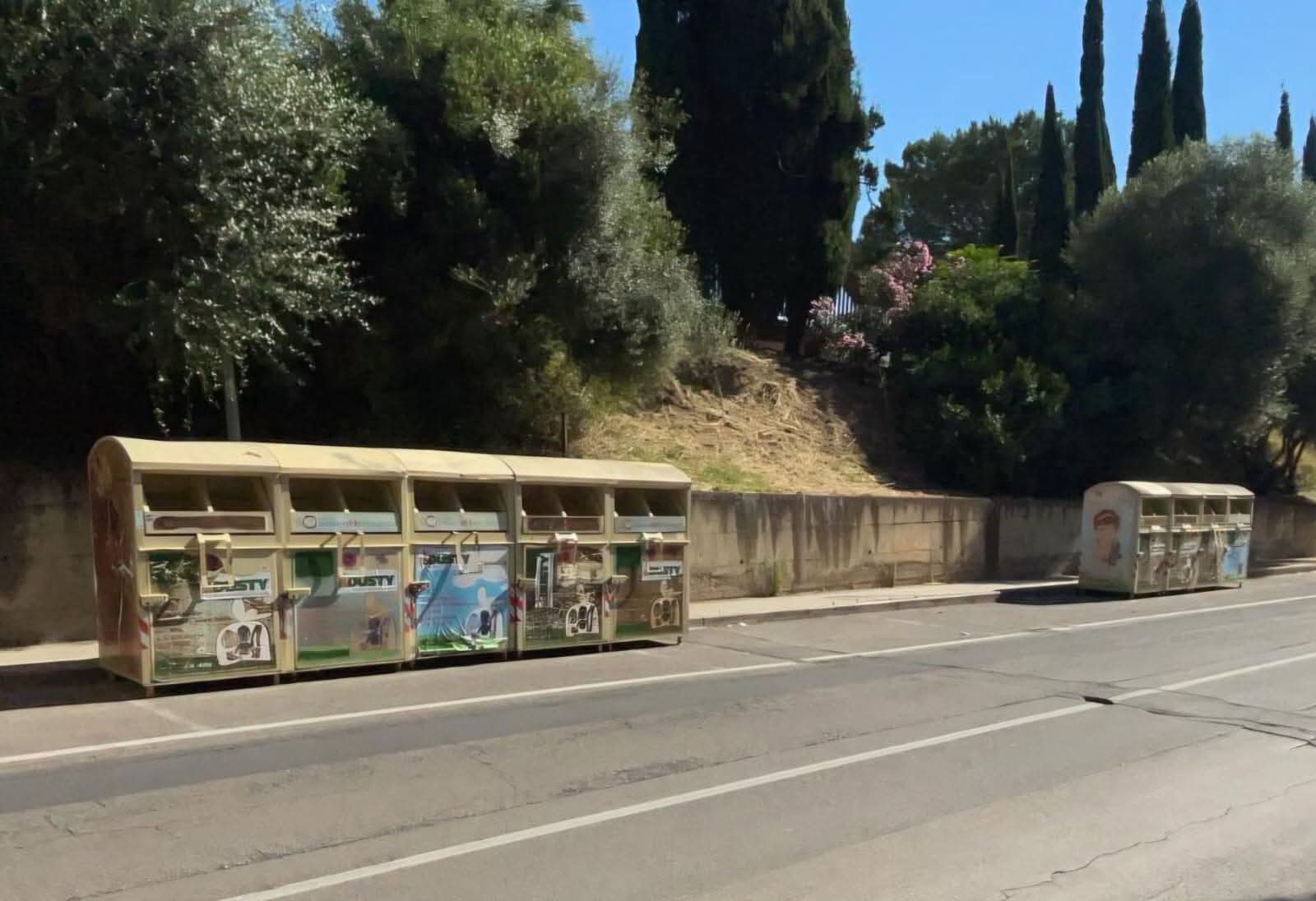 Raccolta abiti usati, spostati i contenitori: nuova sede in via Luigi Lo Monaco