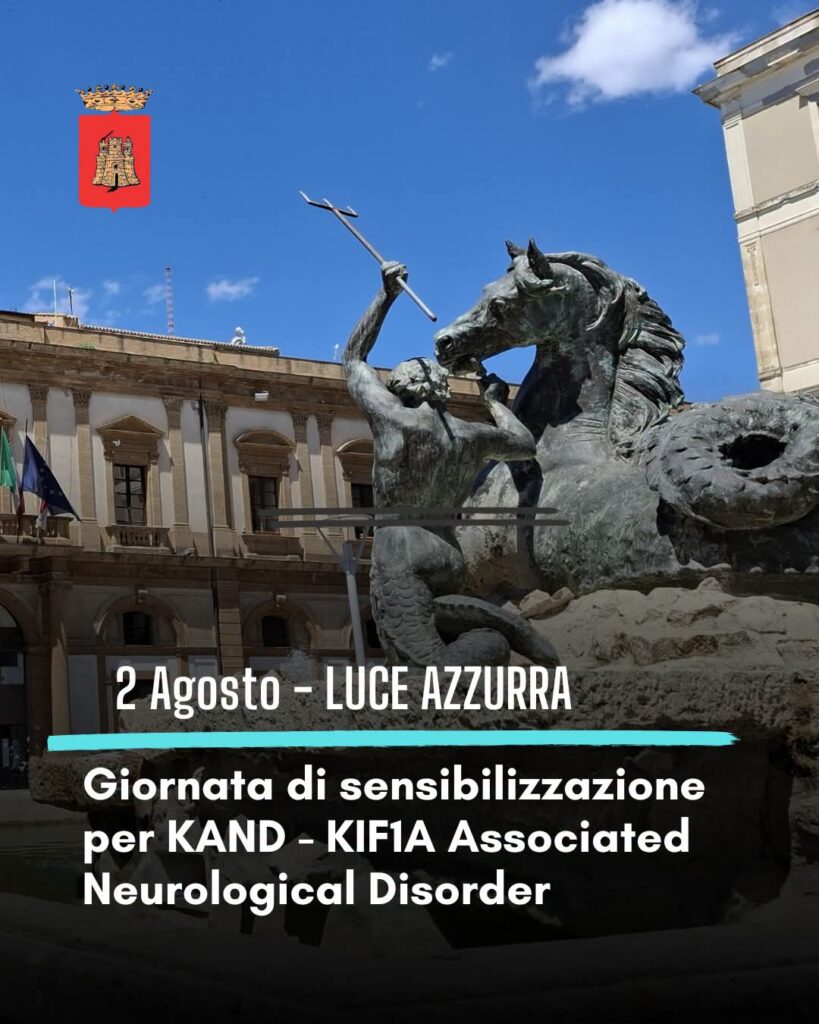 La Fontana del Tritone si illumina di blu per sensibilizzare sulla sindrome KIF1A