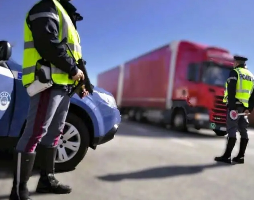 Caltanissetta, alla guida per 14 giorni consecutivi senza riposo: sanzionati autista e azienda